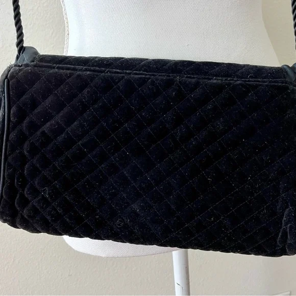 Elegant Black Quilted Women's Bag - Picture 3 of 15